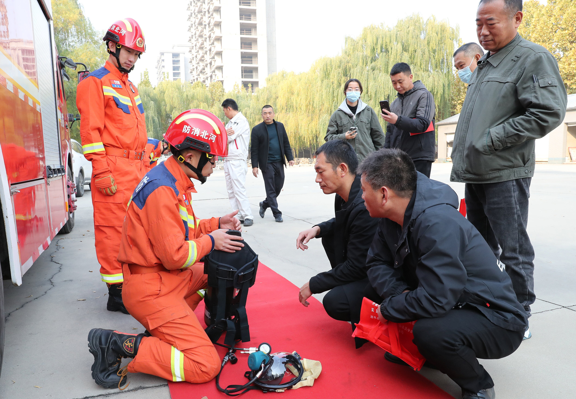 河北顺平：“花式”宣传学知识 消防安全入人心(图2)